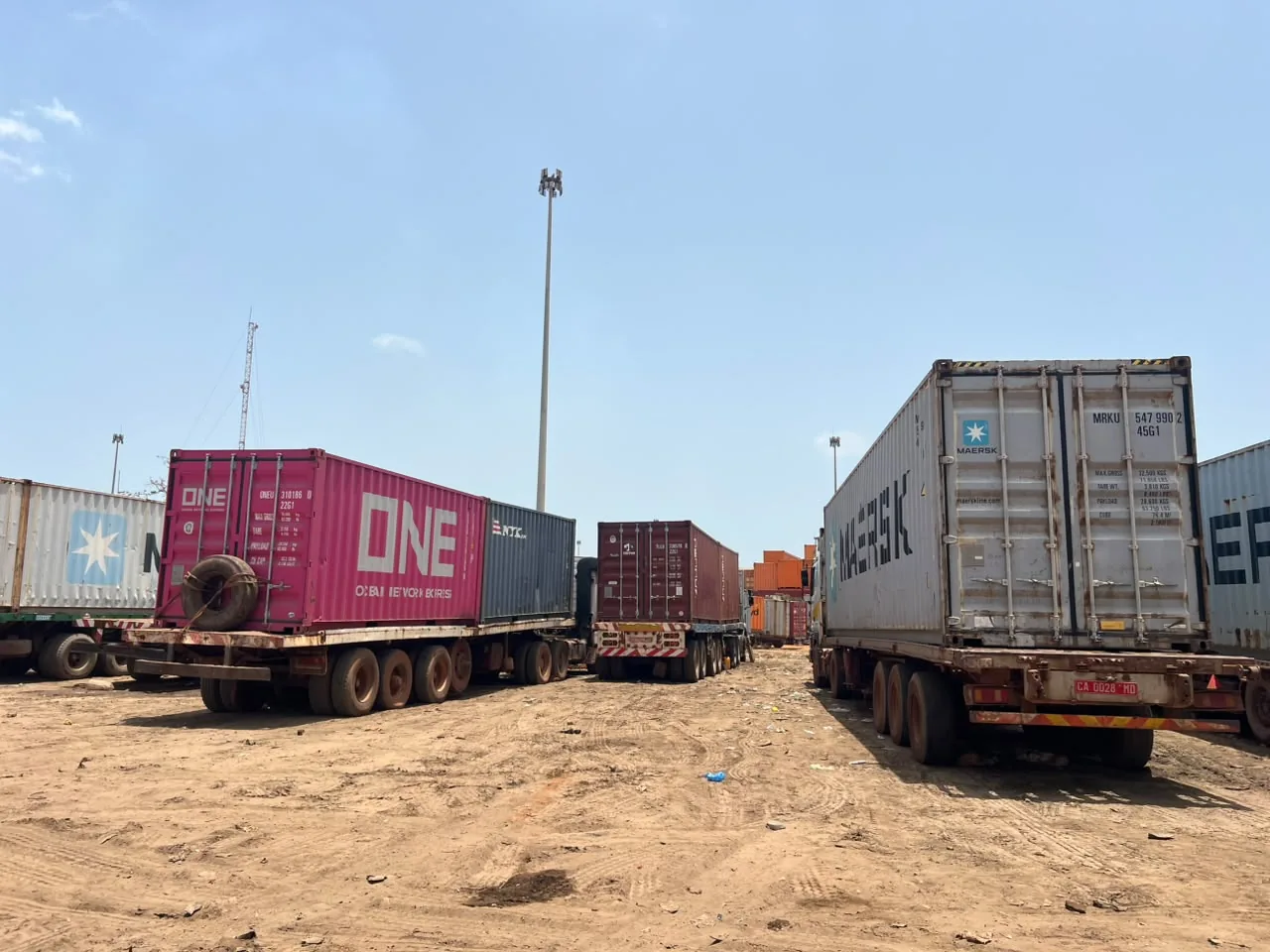 Camions porte-conteneurs alignés — logistique et grand export du Groupe Pegasus.