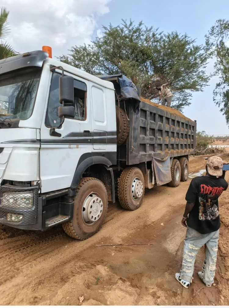Transport de matériaux par camion.
