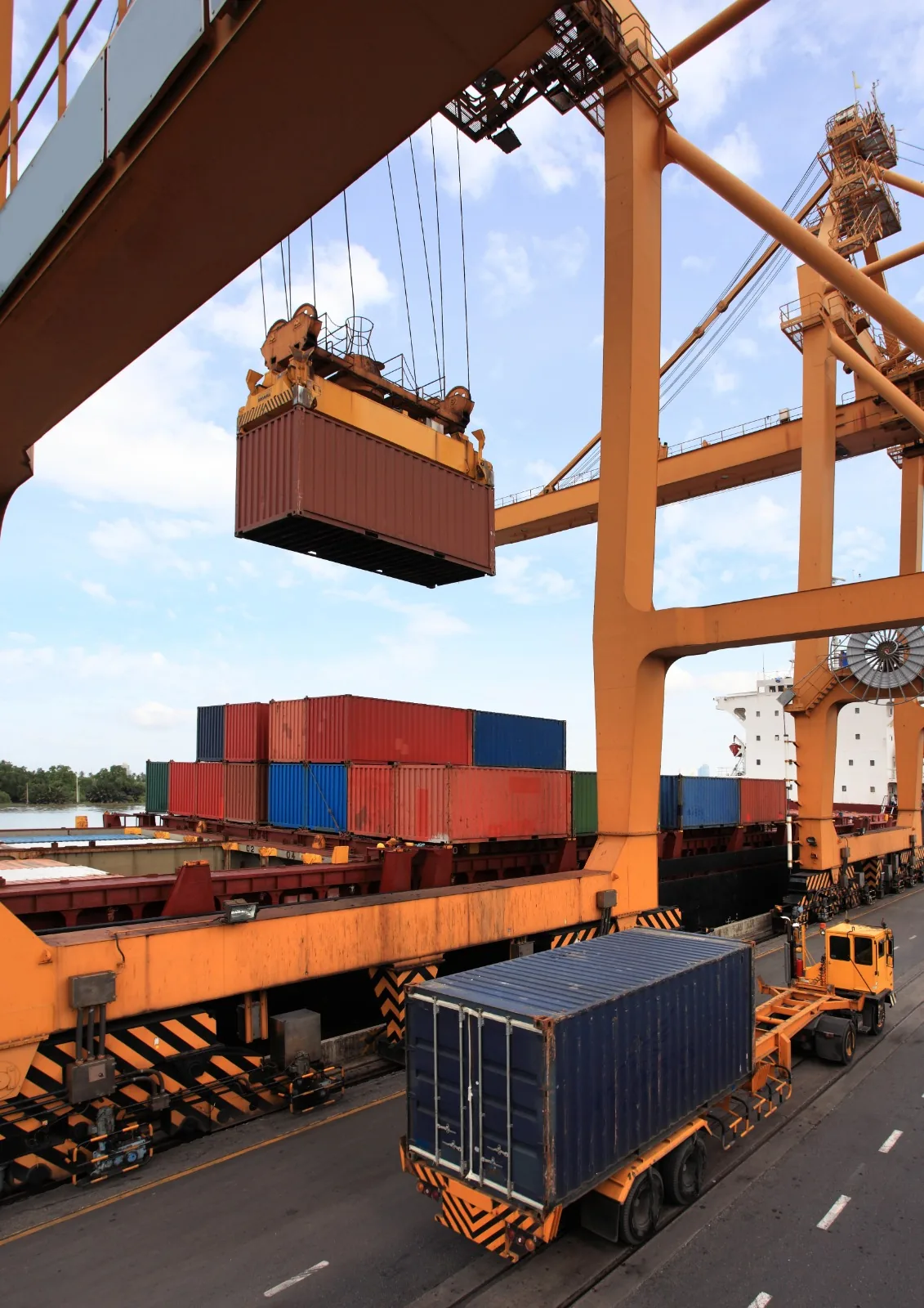 Manutention de conteneurs — terminal portuaire
